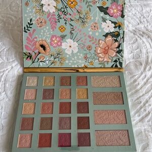 Nicole Miller Elegant Eyeshadow Palette